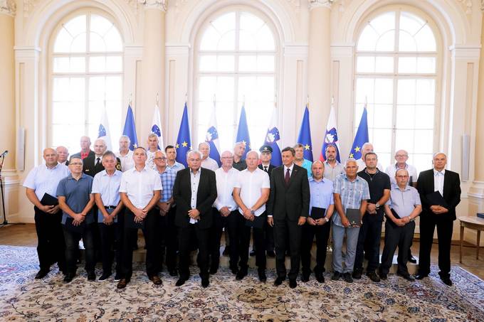 Predsednik Pahor na posebni slovesnosti v Predsedniki palai vroil dravni odlikovanji in listino o sodelovanju v enoti - policija Holmec